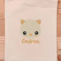 La broderie de la pochette Andrea le Chat