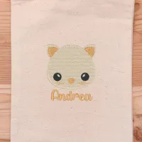 La broderie de la pochette Andrea le Chat