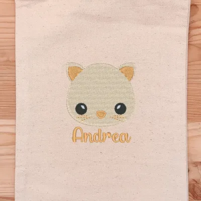 La broderie de la pochette Andrea le Chat