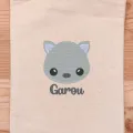 La broderie de la pochette Garou le Loup