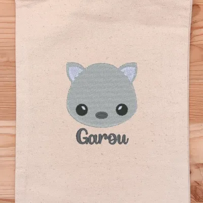 La broderie de la pochette Garou le Loup