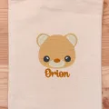 La broderie de la pochette Orion l'Ourson