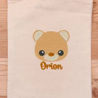 La broderie de la pochette Orion l'Ourson